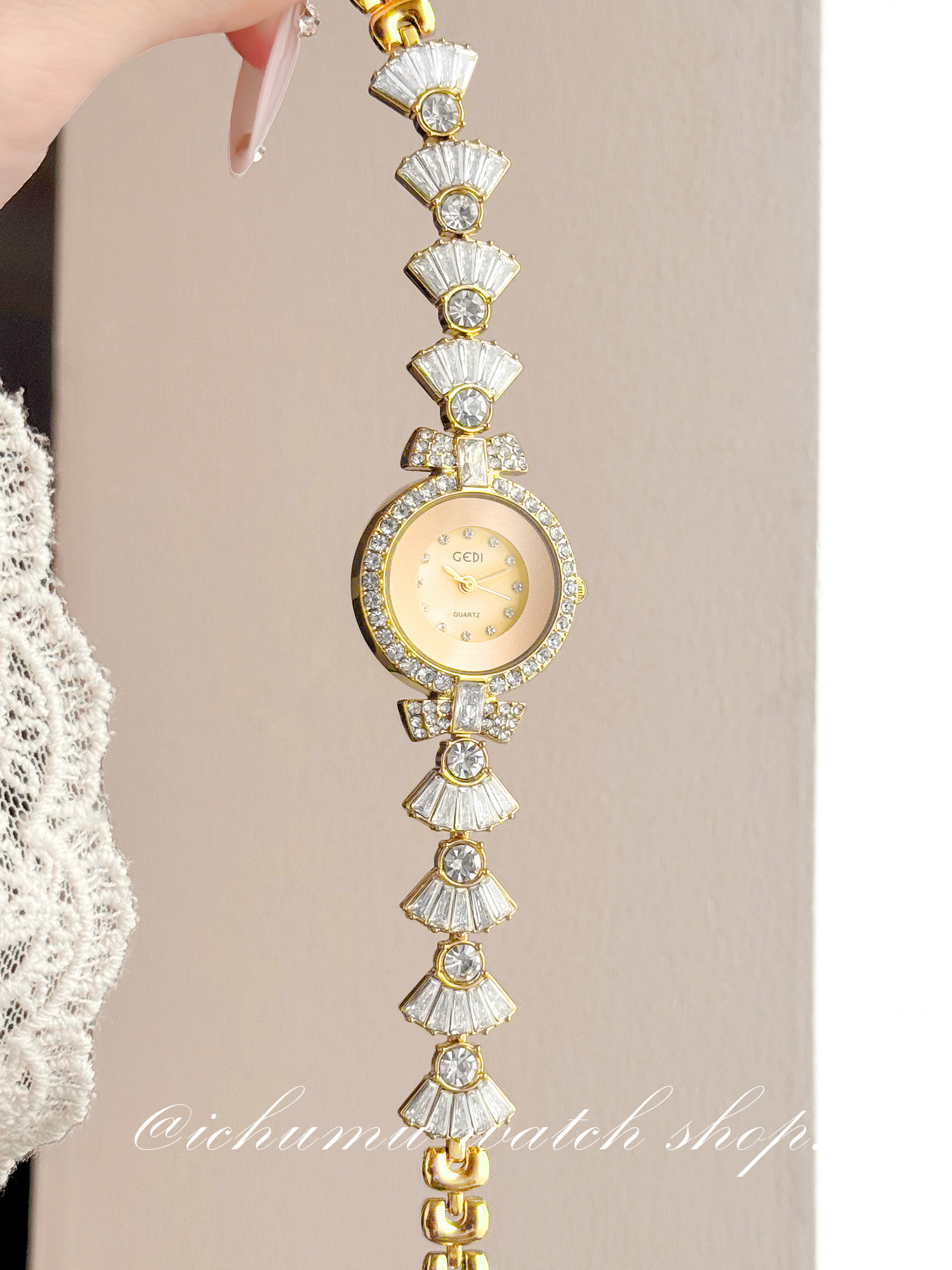Luxury Watch With Bracelet - นาฬิกาข้อมือผู้หญิง Mermaid ดีไซน์หรูหรา ประดับเพชร สายแบบกำไล นาฬิกาควอตซ์
