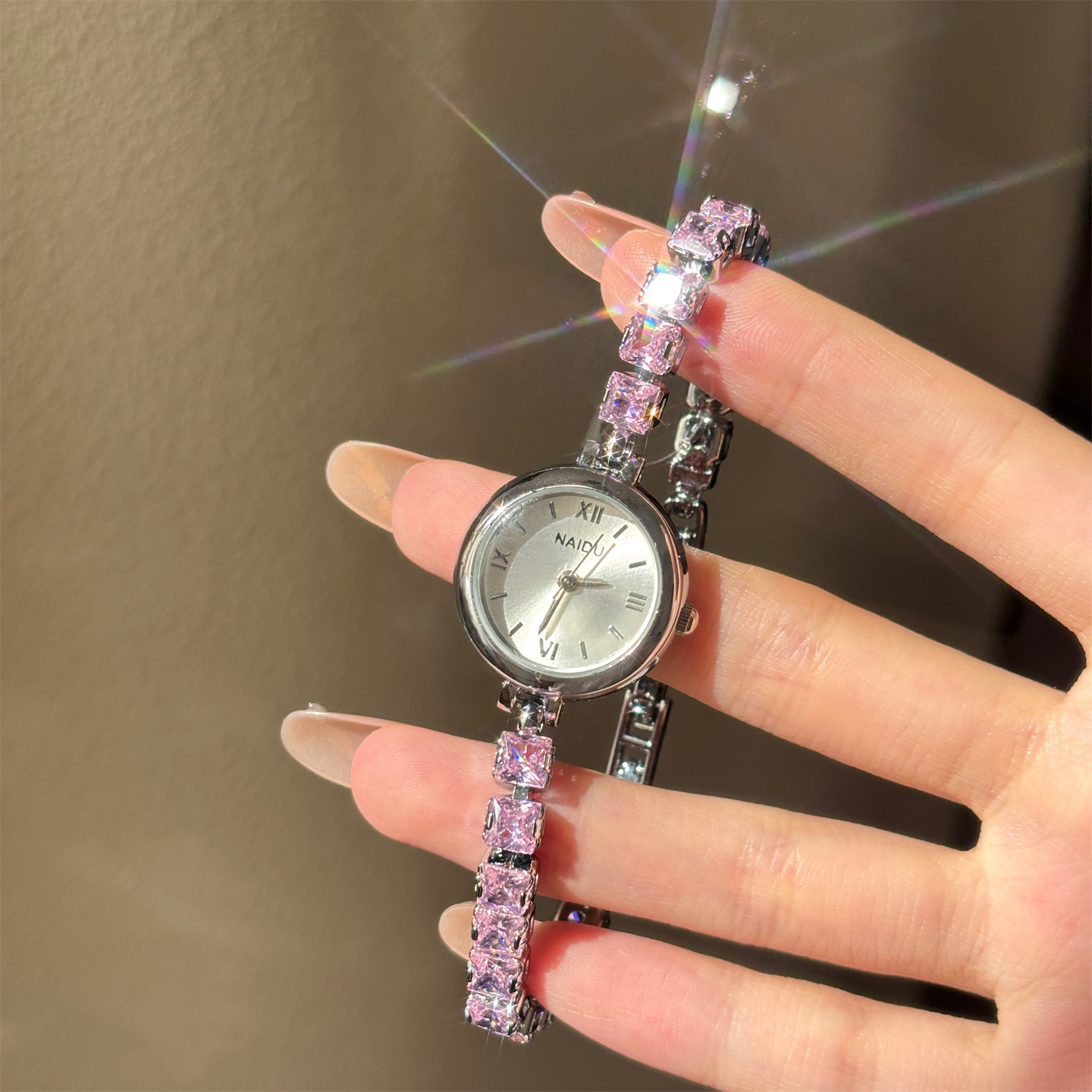Luxury Watch Level - นาฬิกาข้อมือประดับเพชรแฟชั่นใหม่สำหรับผู้หญิง สไตล์เรโทร ระดับความสวยงามสูง ไม่ซ้ำใคร นาฬิกาขนาดเล็ก หรูหราเบาๆ