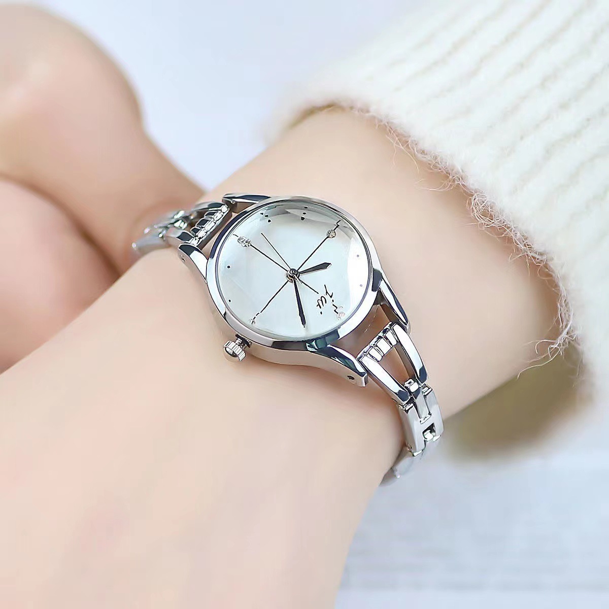 สร้อยข้อมือนาฬิกาผู้หญิง Elega - Luxury Watch Girl บทวิจารณ์และราคา