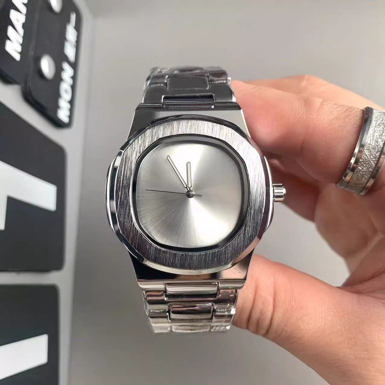 นาฬิกาควอตซ์ผู้ชายโลโก้แบบกำหน - Luxury Watch Brands Logo บทวิจารณ์และราคา