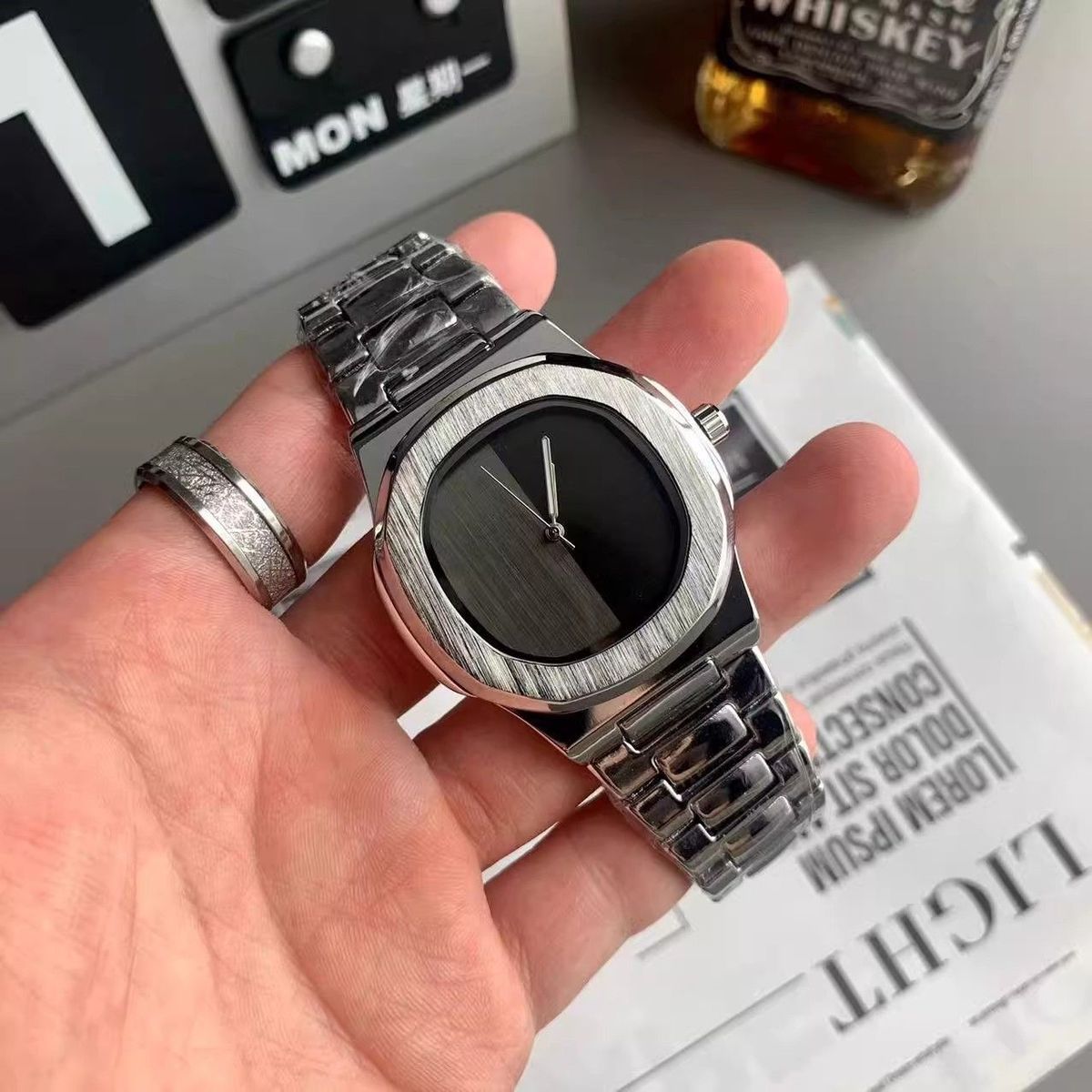 นาฬิกาควอตซ์ผู้ชายโลโก้แบบกำหน - Luxury Watch Brands Logo บทวิจารณ์และราคา