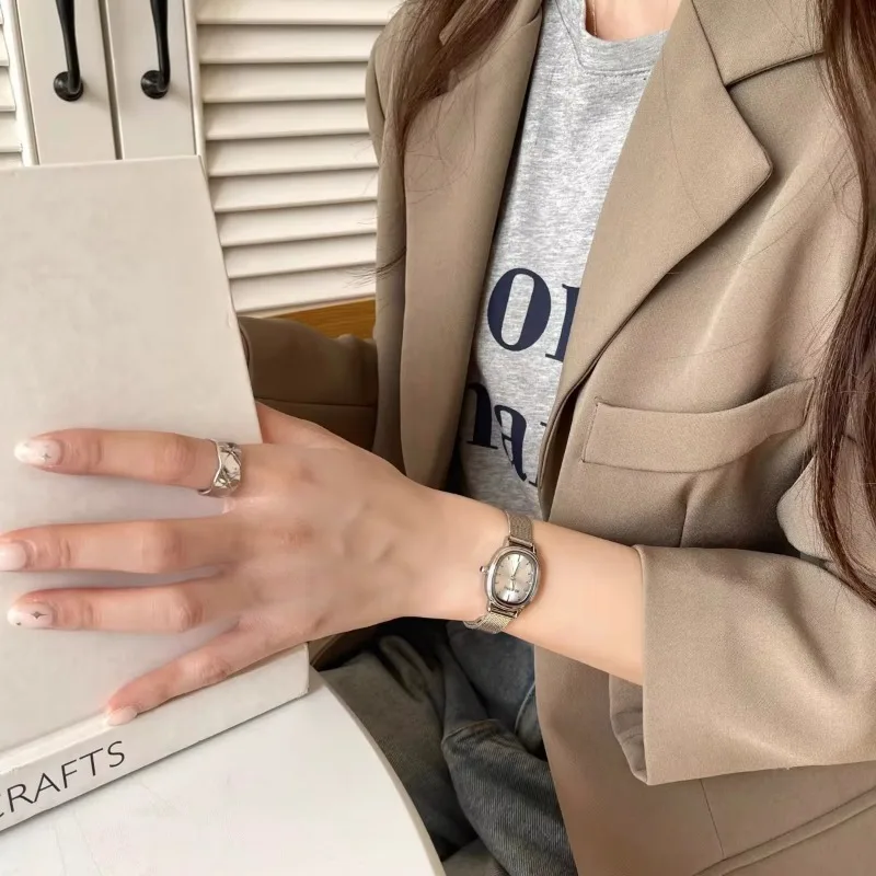 รูปไข่ขนาดเล็ก Dial สีเขียวนาฬ - Luxury Watch Girl บทวิจารณ์และราคา
