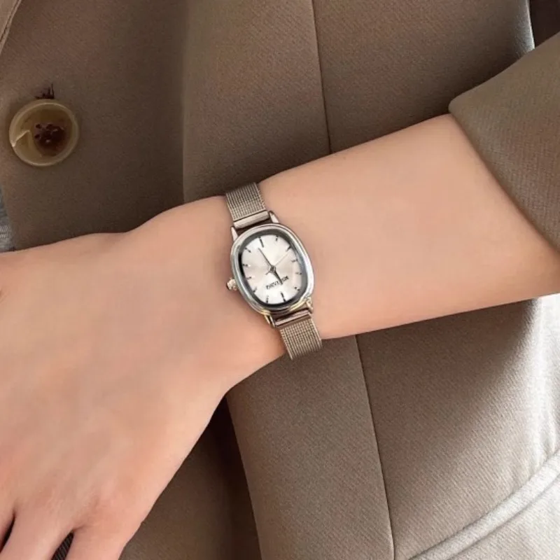 รูปไข่ขนาดเล็ก Dial สีเขียวนาฬ - Luxury Watch Girl บทวิจารณ์และราคา